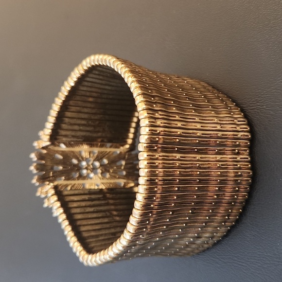 Elegant Gold Bracelet with Crystal Accents - Picture 4 of 8